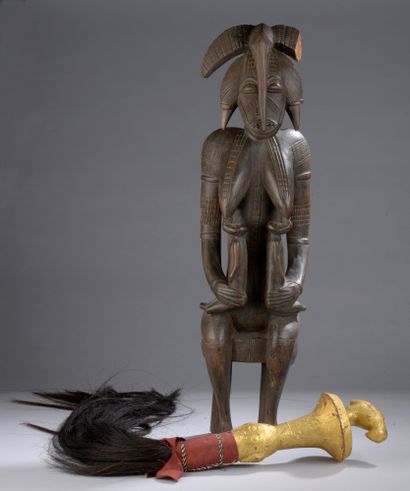 null Senufo type STATUE, Ivory Coast.

H. 69 cm

A fly repellent is attached.
