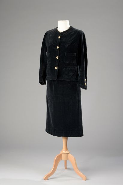 null CHANEL Haute couture

TAILLEUR SKIRT in black silk velvet.