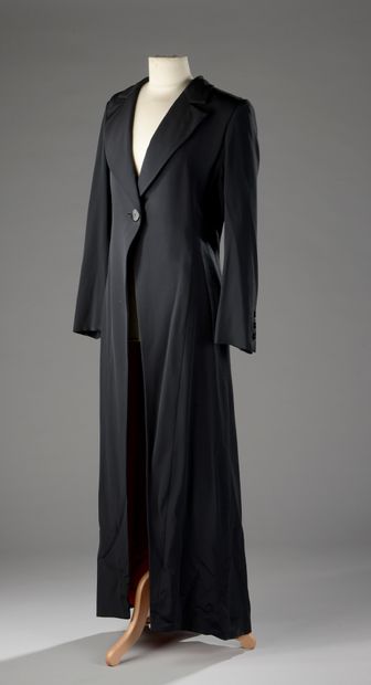 null Yves SAINT-LAURENT - Rive gauche

MANTEAU long en soie noire doublée rouge.