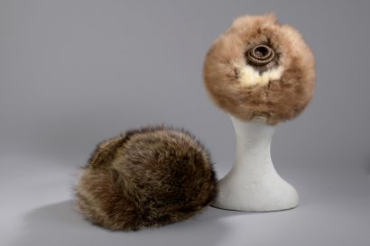 null LOT including two fur hats, a mink collar (77 cm), a chinchila collar (133 cm)...