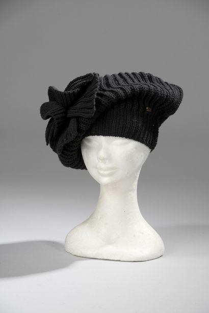 null Sonia RYKIEL Paris

GILET long black woolen coarse mesh. With its belt and hat....