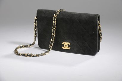 null CHANEL

SMALL EVENING BAG in black suede calfskin, gilt metal CC clasp on flap,...