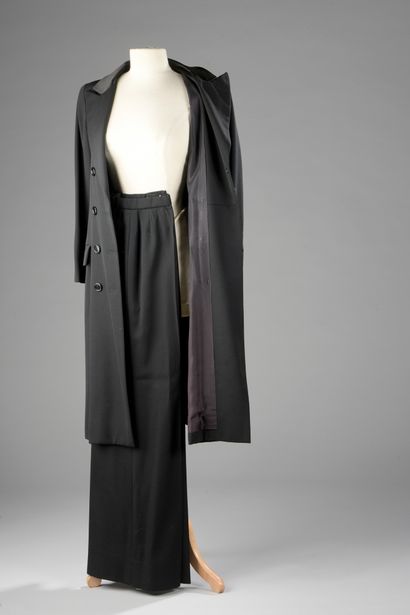 null SAINT-LAURENT - Left Bank 

COAT AND PANT SET in black wool. Black satin collar....