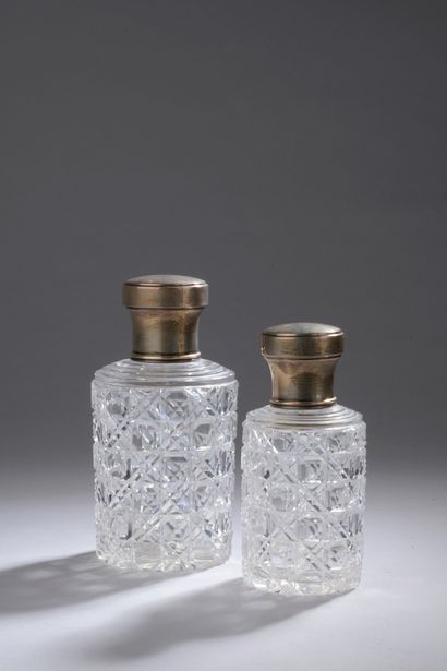null TWO cut crystal jars. Mounts and stoppers in silver. Chips. 

Gross weight 1300...