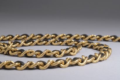 null CHANEL

Gilded metal belt interlaced with leather. Missing the charm.

L. 94...