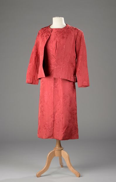 null CHANEL Haute couture

ROBE ET SA VESTE assortie en soie damassée rouge à décor...