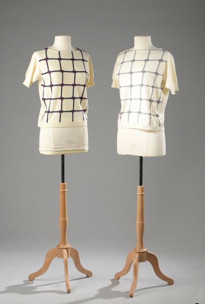 null BALLANTYNE

TWO white cashmere short-sleeved PULLS with rope pattern. Stain...