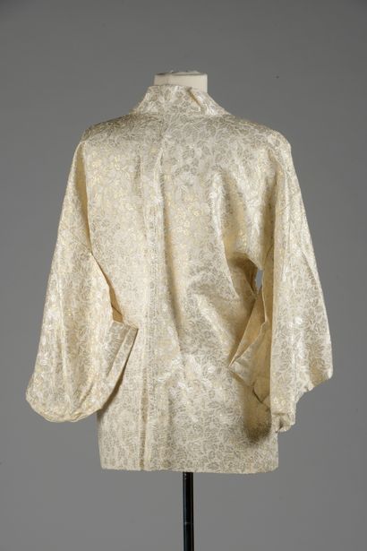 null ANONYMOUS

Kimono-style jacket with cream background and gold lamé with fol...