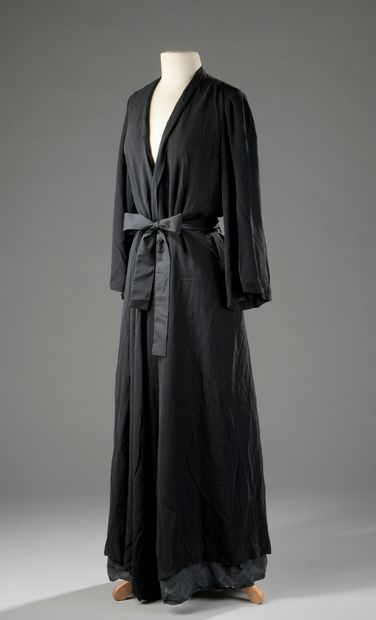 null Christian DIOR Colifichets

Evening coat in black silk crepe. Non-matching belt....