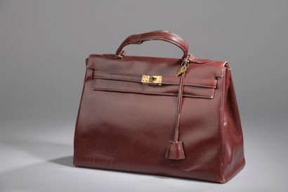 null Burgundy leather bag, padlock and key.

Not scratched. Around 1950. Accidents...