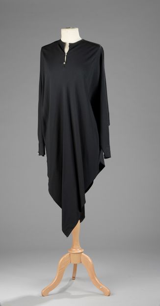 null Sonia RYKIEL

Dress tunic in black crepe. Batwing sleeves and strass buttons....