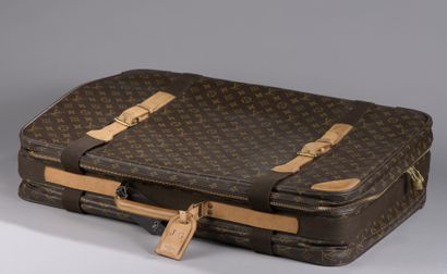 null Louis VUITTON

SATELLITE suitcase in natural leather and Monogram canvas with...