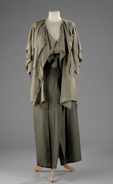 null Issey MIYAKE

Linen outfit, beige and grey striped jacket and grey trousers...
