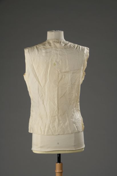 null Attributed to CHANEL

Sleeveless cream silk CORSAGE. Stains, accident in the...