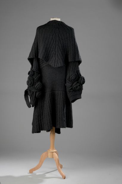 null Sonia RYKIEL Paris

Coat in black wool knit. Flowers applied to the sleeves