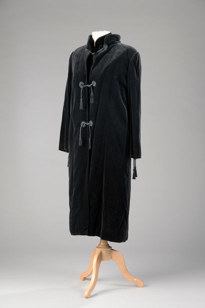 null CHANEL Creations

DRESS AND COAT SET in black silk velvet. Tassel fastening....