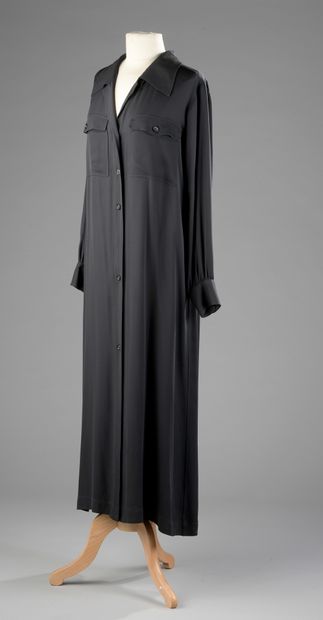 null Yves SAINT-LAURENT - Rive gauche

ROBE chemise longue en crêpe noire.