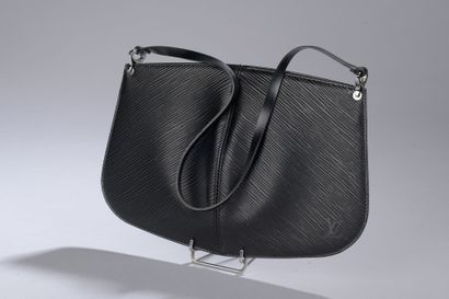 null Louis VUITTON

Half moon pouch in black epi leather. In its cover.

17 x 26...
