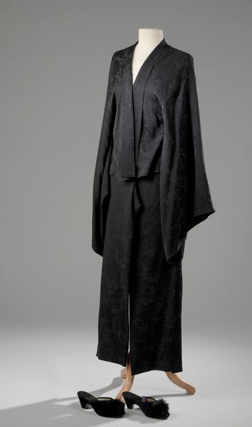 null Loulou de la FALAISE

DISHABILITY in black silk including trousers and a jacket...
