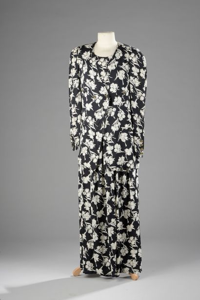 null Sonia RYKIEL Paris

THREE-PIECE SET in black crepe printed with white flowers:...