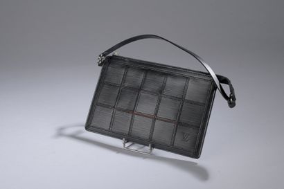 null Louis VUITTON

POCKET BAG in black epi leather. 

14,5 x 22 cm