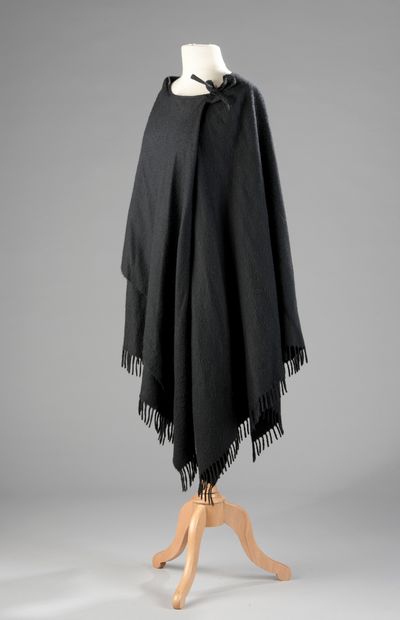null Issey MIYAKE

CAPE in black wool with fringes.