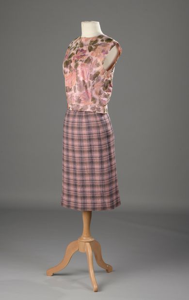 null CHANEL Haute couture

THREE-PIECE SET: TAILOR SKIRT in tartan wool in pink,...