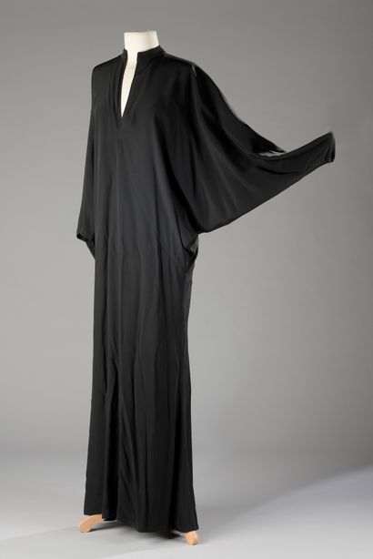 null Mine BARRAL-VERGEZ - Rue d'Argenteuil Paris 

Long black crepe dress with batwing...