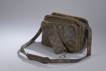 null Louis VUITTON

BAG BANDOULIERE in natural leather and Monogram canvas.

A purse...
