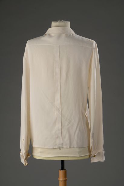 null CHANEL Boutique 

Cream silk shirt with flat pleats. Stains and halos.