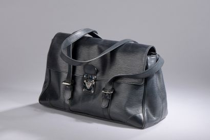 null Louis VUITTON

SEGUR HANDBAG in black epi leather, chromed metal trim.

37 x...