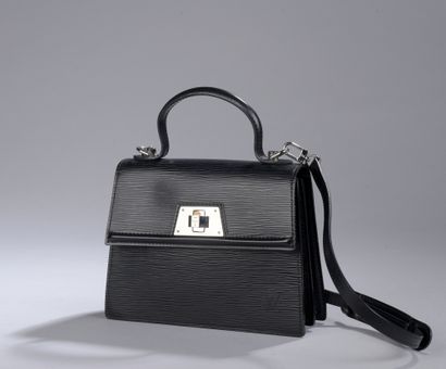 null Louis VUITTON

HANDBAG in black epi leather. With its shoulder strap. Silver...