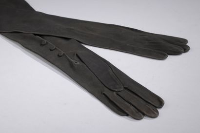 null HERMES Paris

Pair of long black leather gloves with four buttons.

Missing...