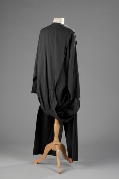 null Issey MIYAKE

Long jacket and trousers set in black cotton.