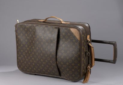 null Louis VUITTON

PEGASE CASE in natural leather and Mono-gram canvas. With outside...