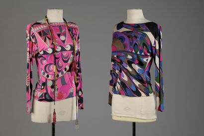 null Emilio PUCCI

TWO CORSAGES in jersey with pink and blue patterns. Stains.

Two...