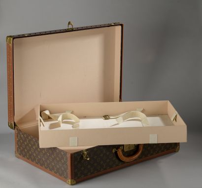 null Louis VUITTON

RIGID ALZER suitcase in Monogram canvas leather. Lozinated borders....