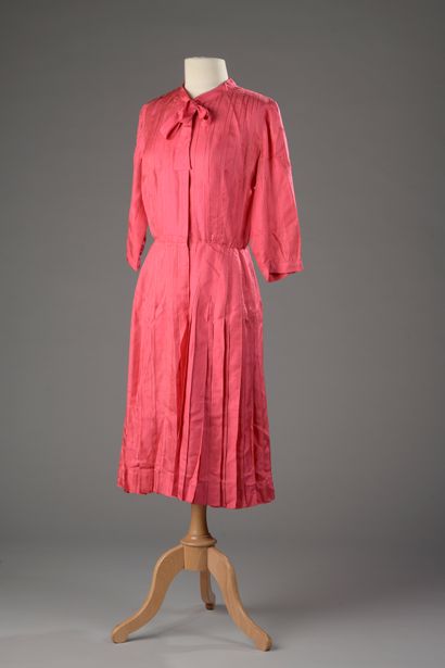 null CHANEL Haute couture

ROBE en soie surpiquée rose. Petites auréoles sous les...