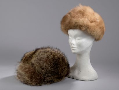 null LOT including two fur hats, a mink collar (77 cm), a chinchila collar (133 cm)...