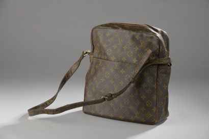 null Louis VUITTON

BAG BANDOULIERE in Monogram canvas. Patch pocket on the front....