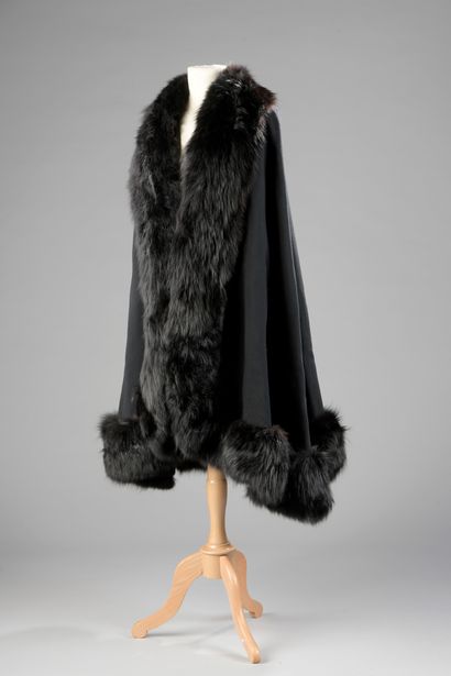 null ANONYMOUS

CAPE in black wool bordered with black fox.