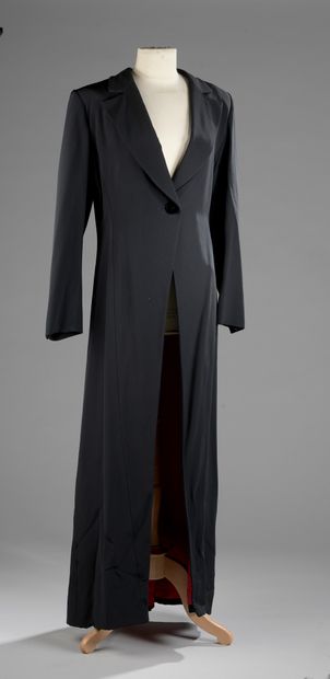 null Yves SAINT-LAURENT - Left Bank

Long coat in black silk with red lining.