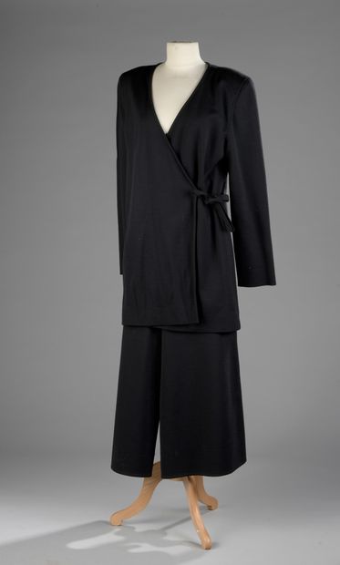 null Sonia RYKIEL Paris

PANT AND JACKET SET in black wool.

Small accident to the...