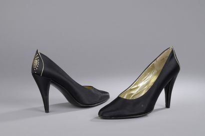 null Christian DIOR Shoes

Pair of black satin stage shoes. Golden pastilles on the...