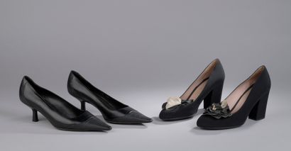 null CHANEL

TWO PAIRS OF PUMPS : 

- one pair in black satin, application of a camellia...