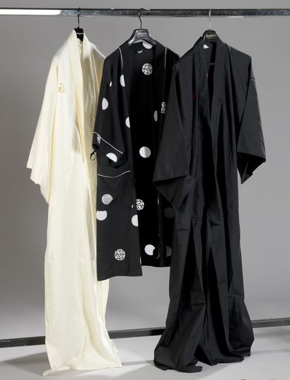 null LOT DE TROIS KIMONOS : Kimono beige à décor brodé, kimono noir à décor brodé...
