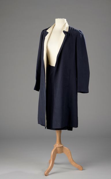 null CHANEL Haute couture

ENSEMBLE composé d’un manteau et de sa jupe droite assortie...