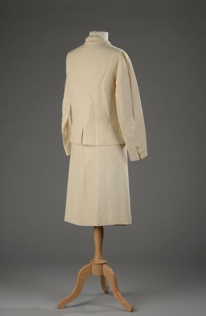 null CHANEL Haute couture

Cream silk TAILOR SKIRT. About 1963.

Aureoles under the...