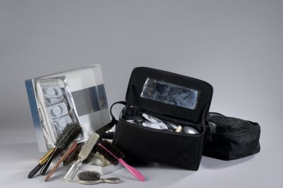 null VANITY in black canvas with its contents: powder case, foundation, false eyelashes,...