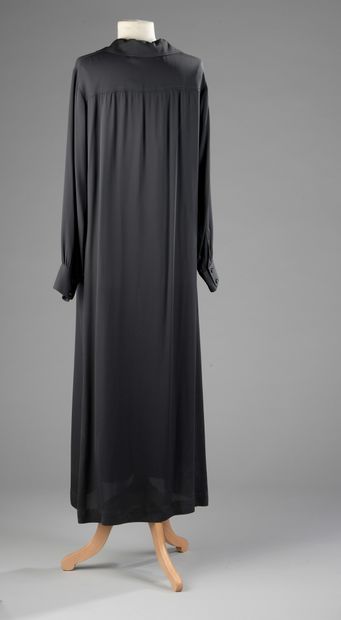 null Yves SAINT-LAURENT - Left Bank

Long black crepe shirt dress.